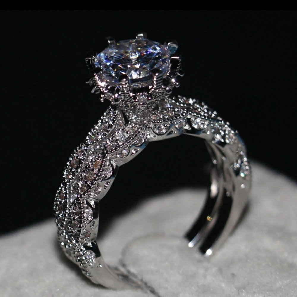 NWT Vintage Luxury Diamond Ring Set Size 7
